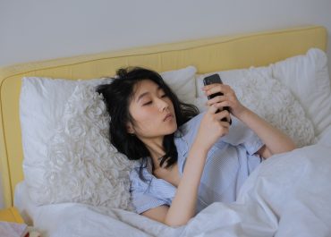 don't use mobile in bed to sleep less